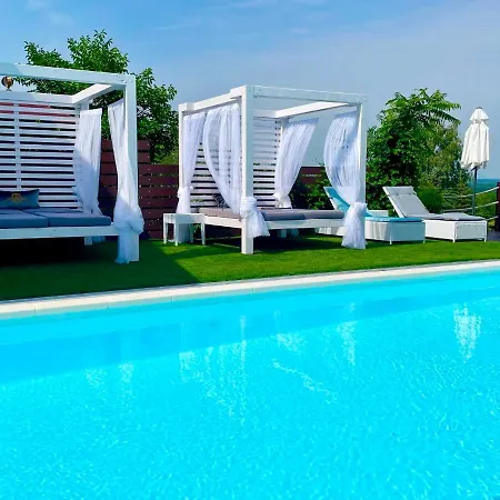 And Dream Elmenyvilla